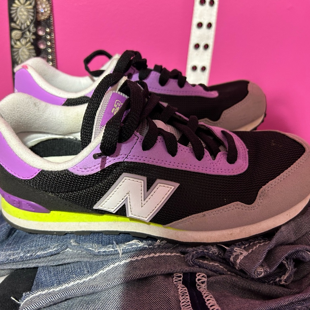 New Balance tennis shoes
